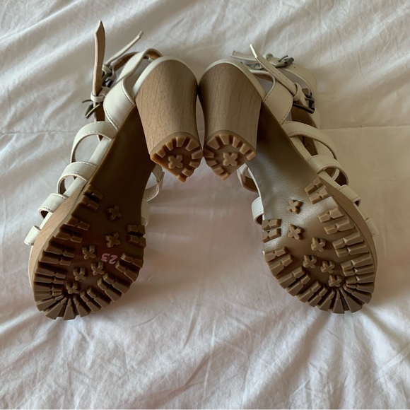 Report NWT Women’s Heels with ankle straps. White, Size 7 M, 4” heels, - Picture 6 of 6